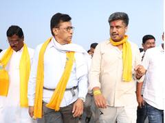 बाप म्हणजे जगण्याचं माप अन् पाठीवरची थाप! रोहित पवारांची वडिलांसोबत 'संघर्षयात्रा'