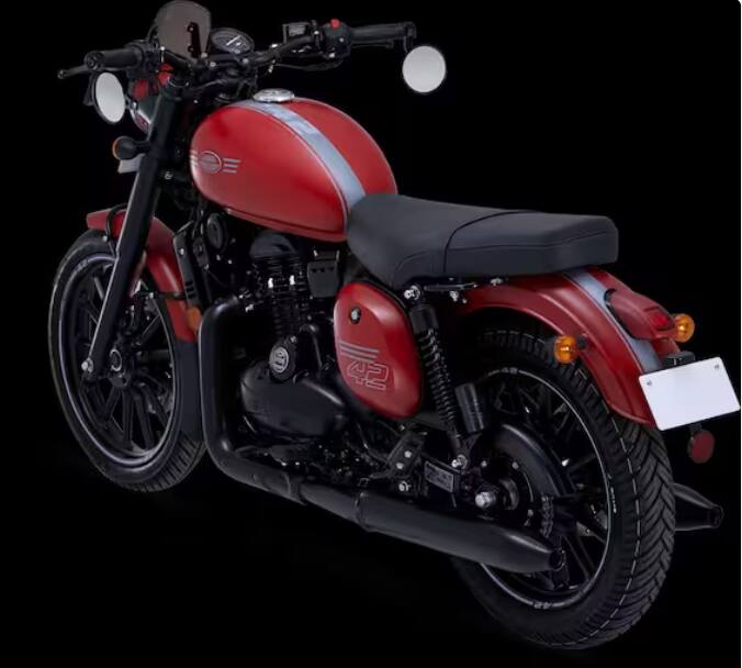 ਜਾਵਾ 42, ਯੇਜ਼ਦੀ ਬ੍ਰਾਂਡ ਦਾ ਇੱਕ ਮੋਟਰਸਾਈਕਲ ਵੀ ਹੈ, ਜਿਸਦਾ ਡਿਜ਼ਾਇਨ ਬਾਬਰ 42 ਵਰਗਾ ਹੀ ਹੈ ਜਿਸ ਵਿੱਚ ਬਲੈਕ-ਆਊਟ ਇੰਜਣ ਤੱਤ, ਇੱਕ ਵੱਡਾ ਰਿਅਰ ਫੈਂਡਰ, ਇੱਕ ਫਲੈਟ ਹੈਂਡਲਬਾਰ ਅਤੇ ਇੱਕ ਛੋਟਾ ਵਿਜ਼ਰ ਇਸ ਨੂੰ ਇੱਕ ਰੈਟਰੋ ਦਿੱਖ ਦਿੰਦਾ ਹੈ। ਜਾਵਾ 42 ਨੂੰ 294cc ਸਿੰਗਲ-ਸਿਲੰਡਰ ਲਿਕਵਿਡ-ਕੂਲਡ ਇੰਜਣ ਮਿਲਦਾ ਹੈ, ਜੋ 27bhp ਦੀ ਪਾਵਰ ਅਤੇ 27Nm ਟਾਰਕ ਜਨਰੇਟ ਕਰਦਾ ਹੈ, ਇਹ 6-ਸਪੀਡ ਗਿਅਰਬਾਕਸ ਨਾਲ ਮੇਲ ਖਾਂਦਾ ਹੈ। ਇਸ ਬਾਈਕ ਦੀ ਐਕਸ-ਸ਼ੋਰੂਮ ਕੀਮਤ 1.94 ਲੱਖ ਰੁਪਏ ਹੈ।