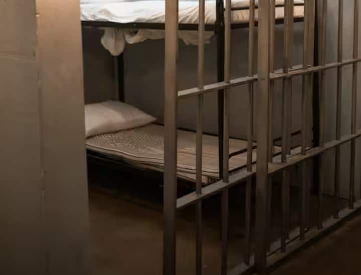 ਇਹ ਛੋਟ ਕੈਦੀ ਨੂੰ ਆਪਣੇ ਪਰਿਵਾਰ ਨੂੰ ਮਿਲਣ ਅਤੇ ਸਮਾਜਿਕ ਸਬੰਧ ਸੁਧਾਰਨ ਦਾ ਮੌਕਾ ਦਿੰਦੀ ਹੈ।