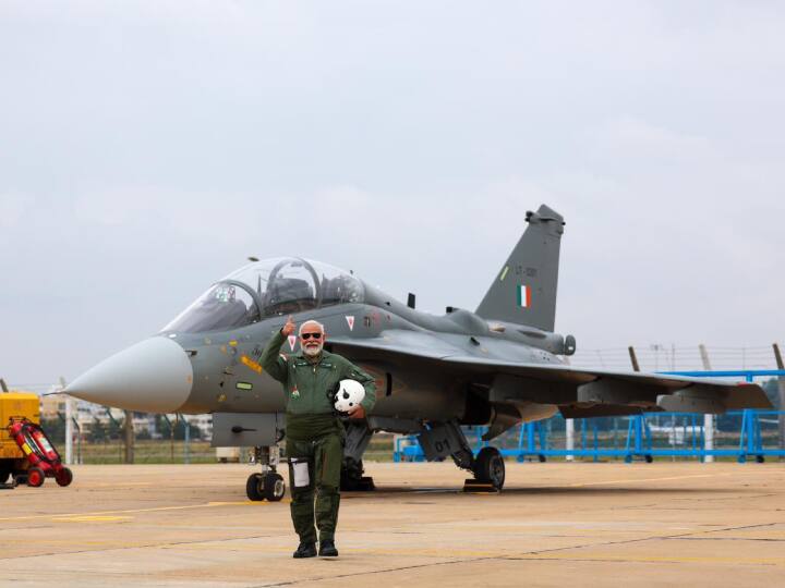 PM Narendra Modi flies in tejas fighter jet HAL Bengaluru PMO PM Flies In Tejas: लड़ाकू विमान तेजस में प्रधानमंत्री नरेंद्र मोदी ने भरी उड़ान, फिर कहा, 'गर्व है, हम किसी से कम नहीं'