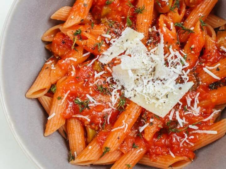 செய்முறை: முதலில் ஒரு பெரிய பாத்திரத்தில் தண்ணீர் எடுத்து கொள்ளவும். அதில் உப்பு மற்றும் பாஸ்தாவை சேர்க்கவும். பாஸ்தா முழுமையாக வேகும் வரை சமைக்கவும் பின்னர் அவற்றை வடிகட்டி எடுத்து கொள்ளுங்கள்.