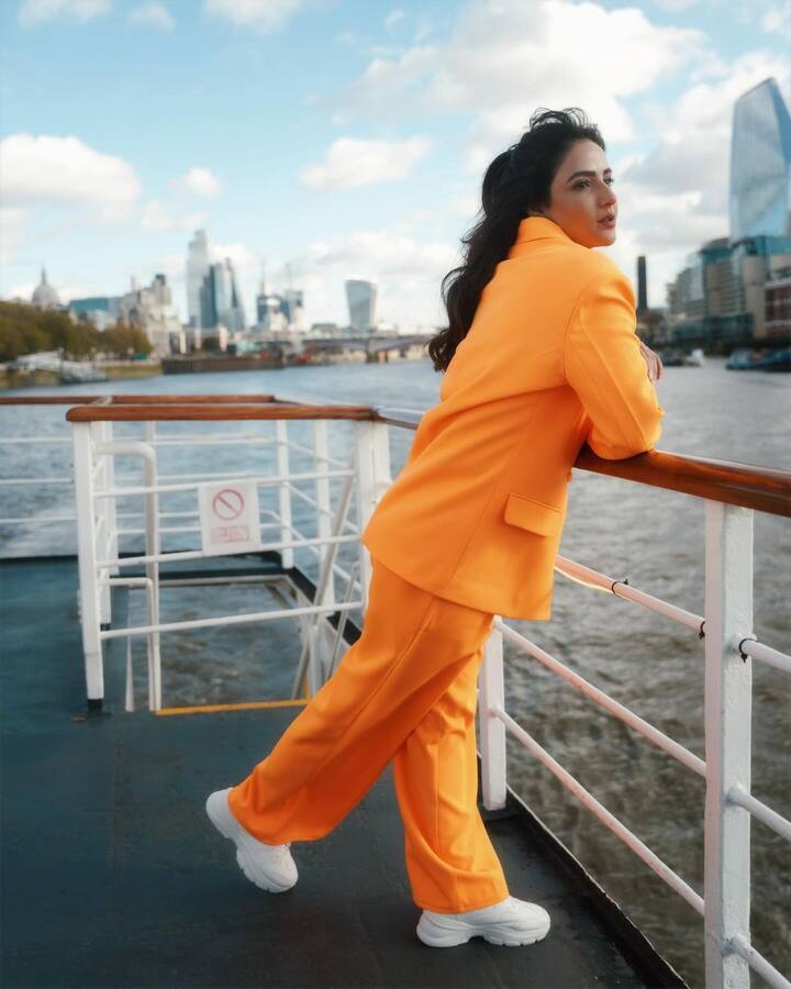 She completes her outfit with a pair of white platform shoes.