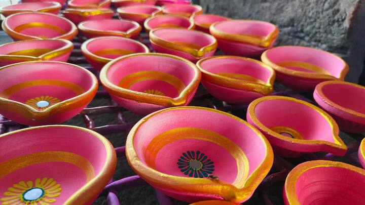 கார்த்திகை தீபம் கொண்டாடப்பட பல காரணங்கள் சொல்லப்படுகிறது. இதிகாசங்களுடனும் புராணங்களுடனும் ஒவ்வொரு காரணமும் தொடர்புப்படுத்தப்படுகிறது.