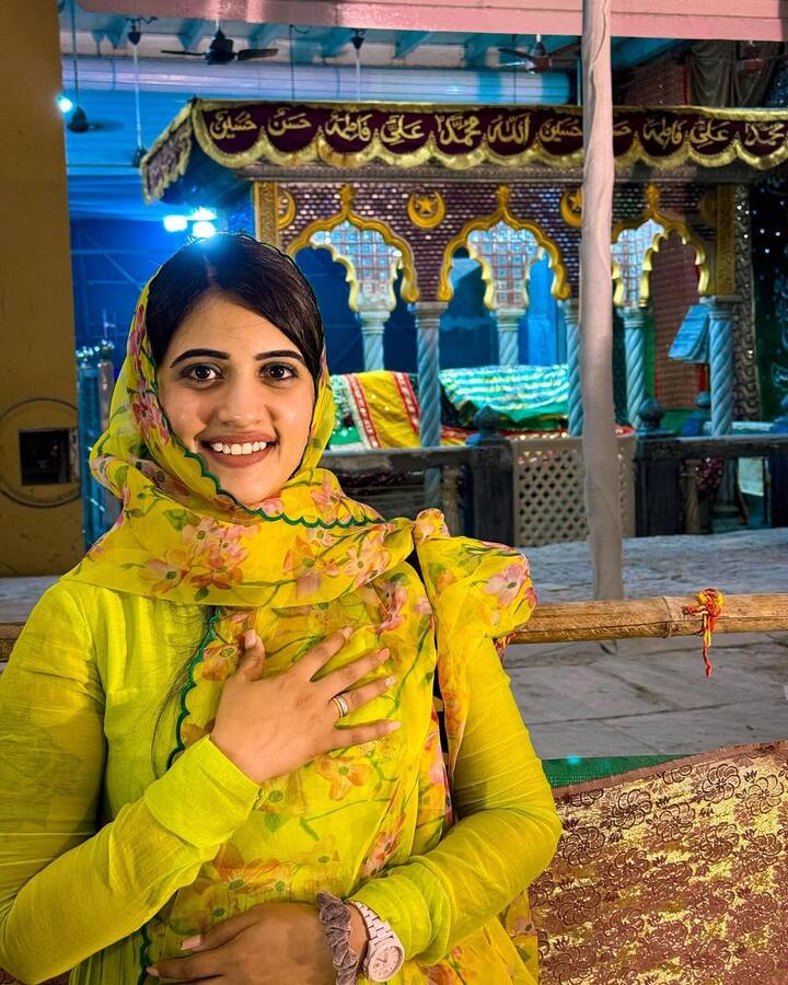 యాంకర్ స్రవంతి దర్గాను దర్శించుకుని నమాజ్ చేసింది. Sravanthi Chokarapu