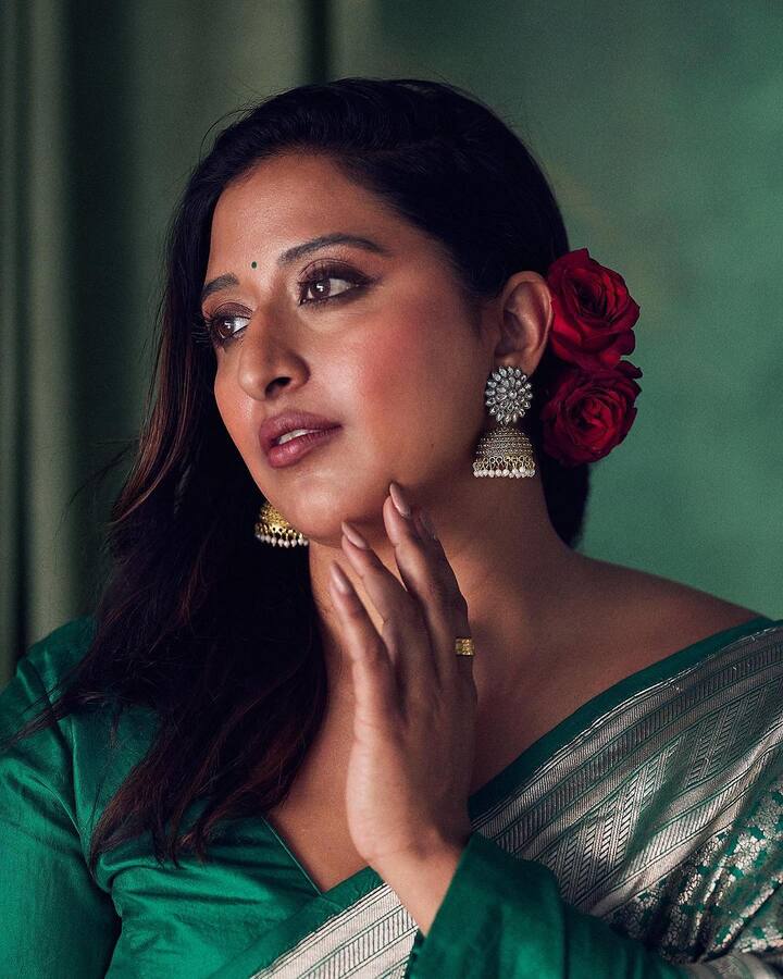 2017లలో ‘కాట్రు వెలయాడై (తెలుగులో చెలియా)’ సినిమాతో ఆమె సింగర్‌గా ఎంట్రీ ఇచ్చారు.