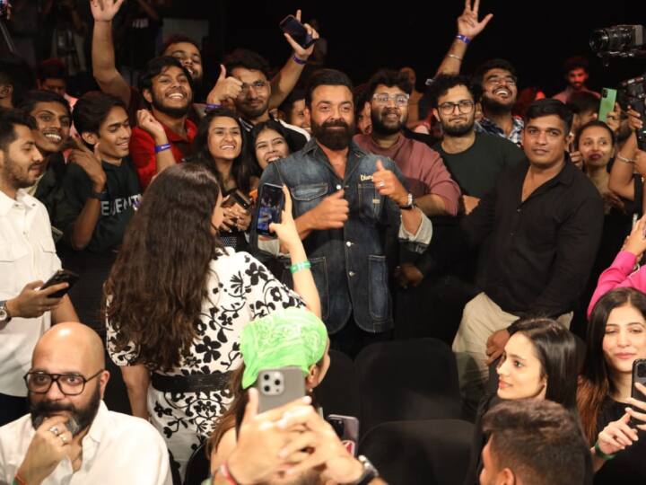 इवेंट में बॉबी देओल का भी काफी क्रेज दिखा. फैंस में उनके लिए दीवानगी साफ दिख रही थी. एक्टर ने अपने फैंस के साथ पोज देकर उन्हें खुश कर दिया.