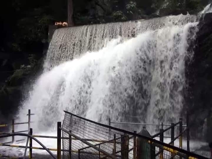 ஆர்ப்பரிக்கும் அழகான சுருளி அருவி