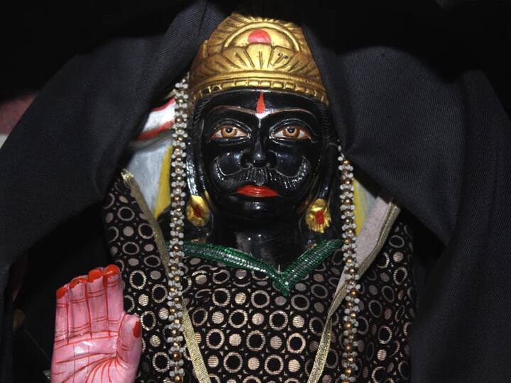 এই রাশির জাতক জাতিকাদের উপর শনির শুভ দৃষ্টি সর্বদাই থাকে। এই রাশিতে শনিদেব মহিমান্বিত। ২০২৪ তুলা রাশির জাতকদের জন্য শনি খুবই উপকারী হতে চলেছে। আপনার ব্যক্তিত্ব খুব চিত্তাকর্ষক হয়ে উঠবে। এই রাশির জাতকরা রাজত্বের মতো সুখ পাবেন। সমাজে আপনার সম্মান ও সম্মান বৃদ্ধি পাবে এবং আপনি সম্পদ লাভ করবেন।