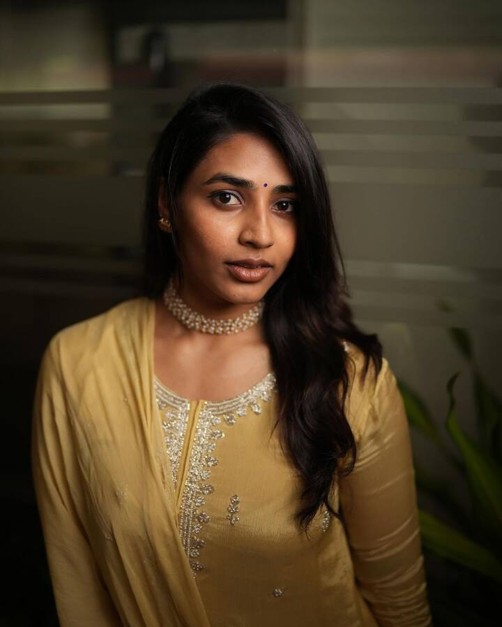 సోమవారం ఫస్ట్ లుక్ విడుదల అయ్యాక ఏమైనా క్లారిటీ వచ్చే అవకాశం ఉంది.