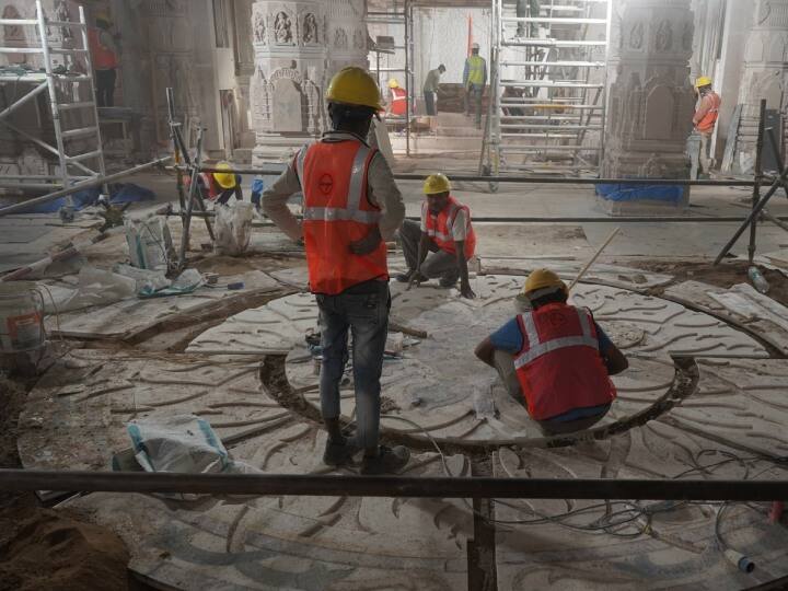 अयोध्या में रामलला की प्राण प्रतिष्ठा कार्यक्रम का काम जोरों शोरों से चल रहा है. इस बीच राम मंदिर में फर्श पर नक्काशी और अन्य काम भी पूरे होने वाले हैं. श्री राम जन्मभूमि तीर्थ क्षेत्र ने एक्स पर कुछ फोटो शेयर किए हैं.