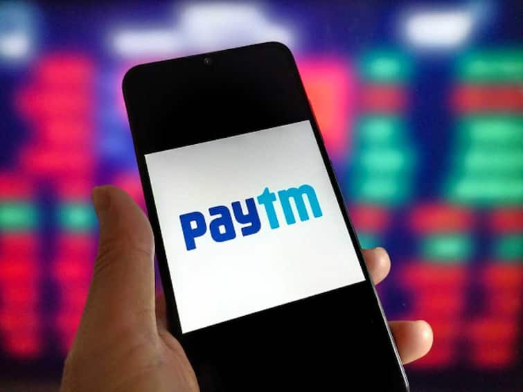 Paytm share down 20 percent today paytm will reduce distribution of loan less than 50000 rupees value share dips to 20 percent today Paytm Share Crash: नेमकं झालं काय? पेटीएमनं एक निर्णय घेतला अन् शेअर्स 20 टक्क्यांनी घसरले