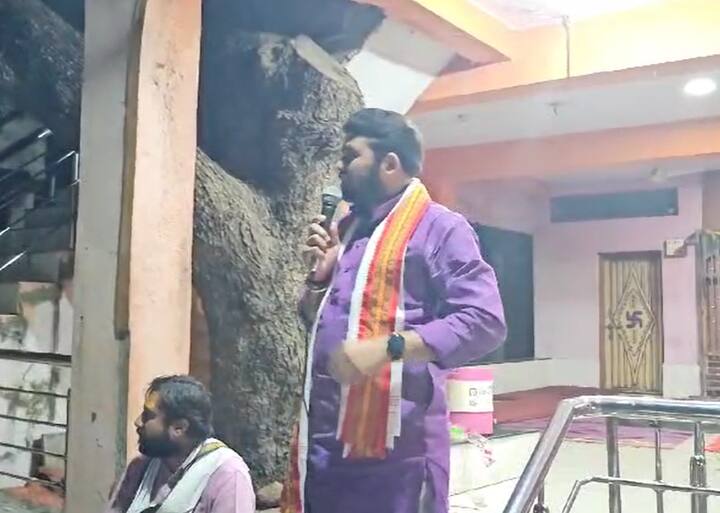 कापूस आणि सोयाबीनला सरकारनं लवकरात लवकर उत्पादन खर्चावर आधारित भाव द्यावा या मागणीसाठी रविकांत तुपकर शेकडो शेतकऱ्यांसह आज रात्रीपासूनच अन्नत्याग आंदोलनाला बसले आहेत.