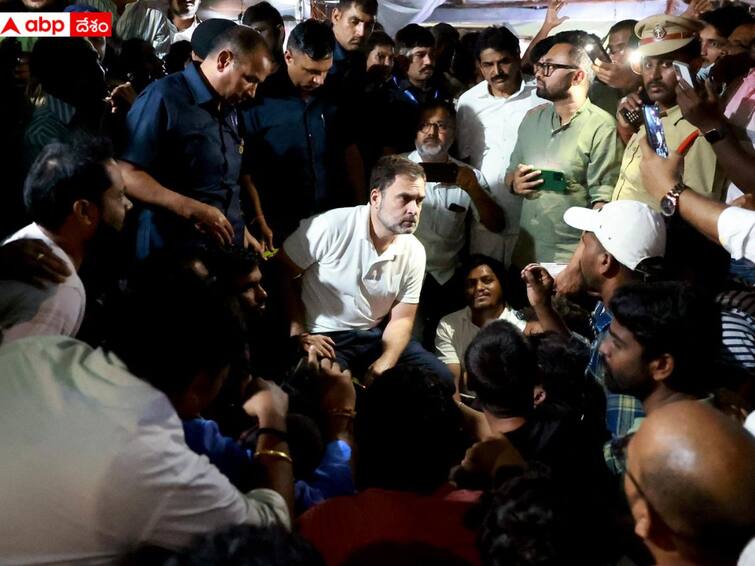 Telangana Elections Congress leader Rahul Gandhi meets job aspirants at Ashok Nagar Rahul Gandhi at Ashok Nagar: నిరుద్యోగులను చూసి చలించిపోయిన రాహుల్ గాంధీ, ఏడాదిలోగా 2 లక్షల జాబ్స్ కు హామీ