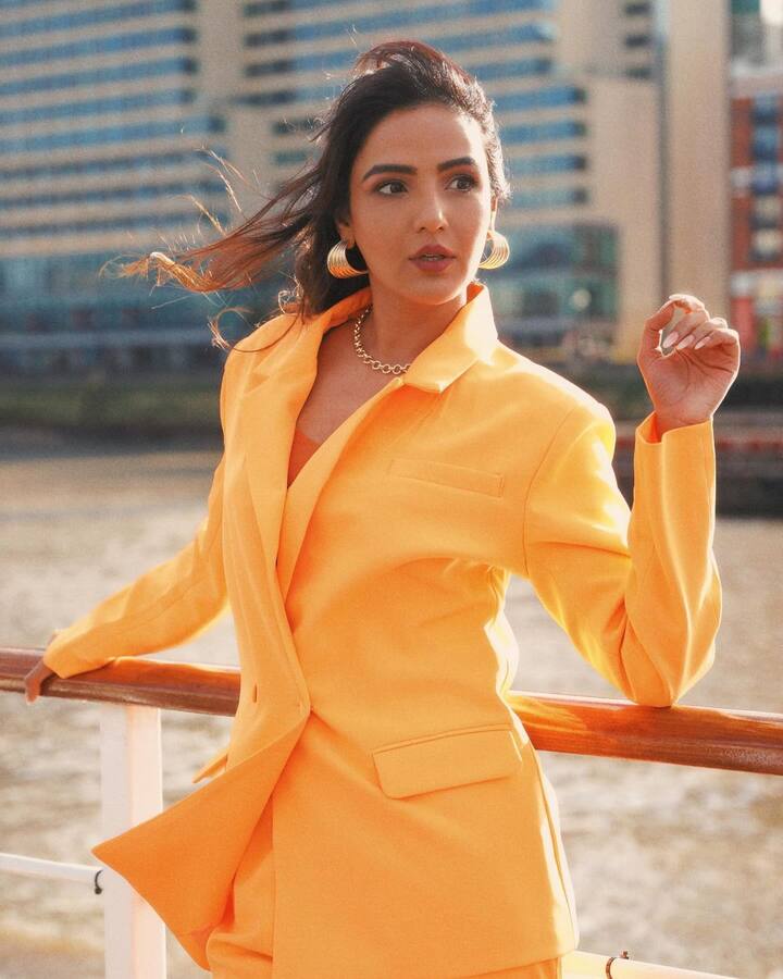 Jasmin Bhasin's beauty is amplified by her messy hair.