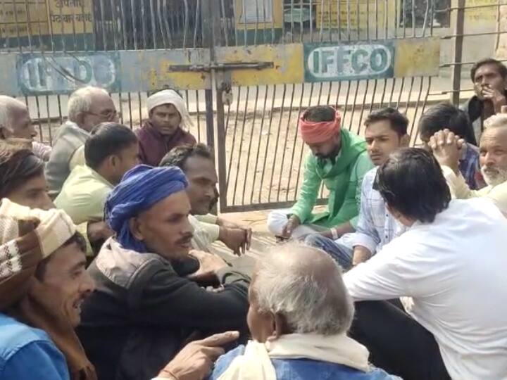 UP Chitrakoot Farmers Worried For DAP fertilizer SP MLAs sitting on strike ANN UP News: यूपी के इस जिले में डीएपी खाद को लेकर किसान हैं परेशान, धरने पर बैठे सपा विधायक