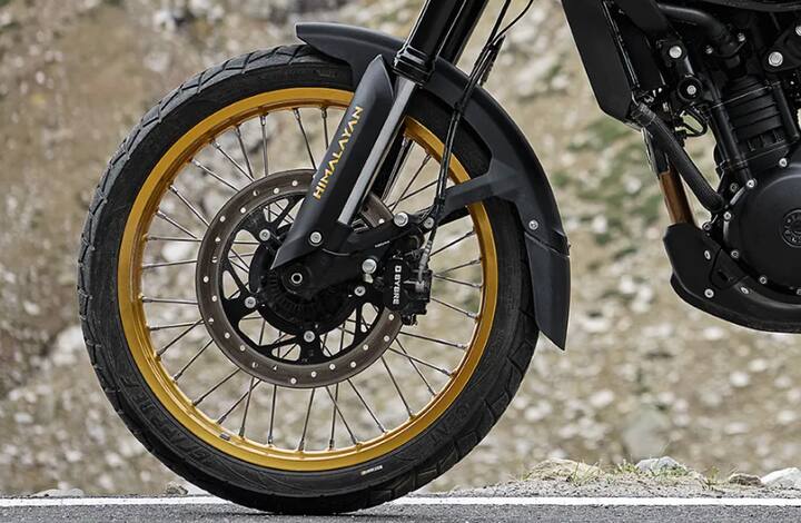 बाईकच्या पुढील बाजूस, प्री-लोड अॅडजस्टेबल मोनोशॉक 43 मिमी फोर्कसह उपलब्ध असेल. समोर 320mm डिस्क ब्रेक आणि मागील बाजूस 270mm डिस्क ब्रेक असेल.