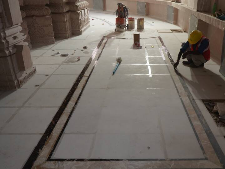 बीते दिनों राम मंदिर निर्माण समिति के चेयरमैन नृपेंद्र मिश्रा ने निर्माण कार्य में जुटी कंपनी के इंजीनियरों के साथ बैठकर कर कामों का जायजा लिया था. उन्होंने कहा था कि गर्भ गृह का कार्य पूरा हो चुका है और सफाई भी हो चुकी है.