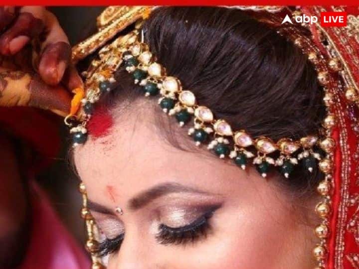 सिंदूर हर शादीशुदा महिला के सुहाग की निशानी है. तो इस बात का खास ख्याल रखें किसी से भी अपना सिंदूर ना बांटे. ऐसा करने से आपकी शादीशुदा लाइफ में दिक्कतें आ सकती हैं.