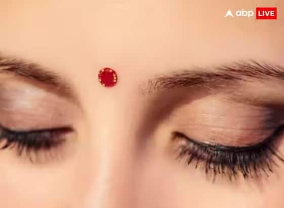 ਕਈ ਕੰਮ ਅਜਿਹੇ ਹਨ ਜਿਹੜੇ ਵਿਆਹੁਤਾ ਔਰਤਾਂ ਨੂੰ ਬਿਲਕੁਲ ਨਹੀਂ ਕਰਨੇ ਚਾਹੀਦੇ। ਜਿਸ ਵਿੱਚ ਸਭ ਤੋਂ ਪਹਿਲਾਂ ਆਉਂਦਾ ਹੈ ਬਿੰਦੀ ਲਾਉਣਾ। ਜੇਕਰ ਤੁਸੀਂ ਵਿਆਹੁਤਾ ਹੋ ਤਾਂ ਤੁਹਾਨੂੰ ਆਪਣੀ ਬਿੰਦੀ ਨੂੰ ਕਿਸੇ ਨਾਲ ਸਾਂਝੀ ਨਹੀਂ ਕਰਨੀ ਚਾਹੀਦੀ।