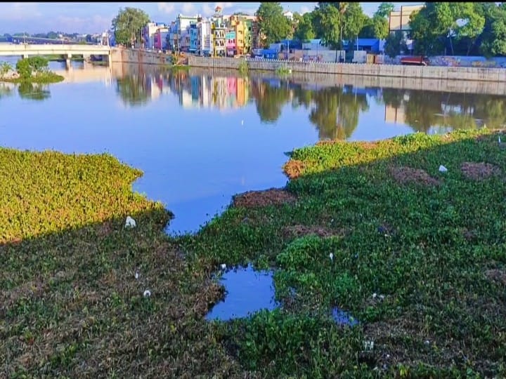 மதுரையில் 2-வது நாளாக ஓடும் வெள்ளநீர்; கடல் போல காட்சியளிக்கும் வைகையாறு