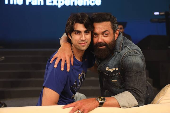 'एनिमल' के म्यूजिक लॉन्च इवेंट में बॉबी देओल के साथ उनके बेटे आर्यामान भी पहुंचे थे. ब्लू टीशर्ट और डेनिम पहने आर्यामान अपने पिता के साथ पोज देते दिखाई दिए.