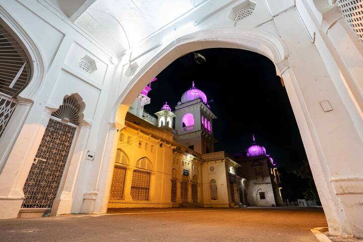 सांस्कृतिक कार्यक्रमों में हेरिटेज वॉक, कथक, कजरी और लोकनृत्य भी शामिल हैं. लखनऊ विश्वविद्यालय के पूर्व छात्रों ने साहित्य, संगीत, कला, विज्ञान और खेल समेत अन्य क्षेत्रों में राष्ट्रीय और अंतरराष्ट्रीय स्तर पर देश का नाम रोशन किया है.