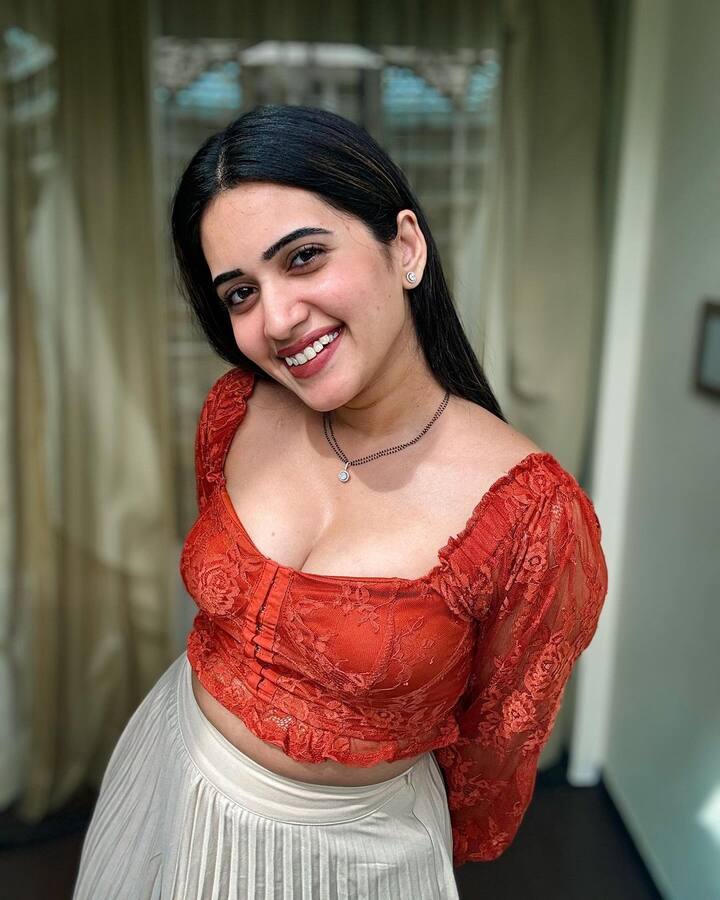 ఇందులో ఆమె చాలా గ్లామరస్‌గా కనిపిస్తున్నారు.