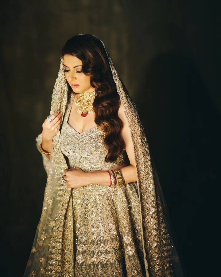 Bhagyashree PHOTO: બોલિવૂડ સુપરસ્ટાર સલમાન ખાનની સાથે ફિલ્મ ‘મેને પ્યાર કિયા’થી જાણીતી થયેલ એક્ટ્રેસ ભાગ્યશ્રી (49)ને કોણ ભૂલી શકે છે.