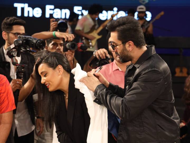 रणबीर कपूर को इवेंट में एक फीमेल फैन की जैकेट पर ऑटोग्राफ देते भी देखा गया.