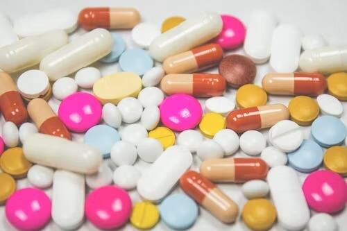 WHO च्या म्हणण्यानुसार, कोणाच्याही सल्ल्यानुसार स्वतः अँटीबायोटिक्स घेतल्याने शरीराला नुकसान होते. प्रतिजैविकांच्या प्रतिकारामुळे संसर्ग होऊ शकतो.