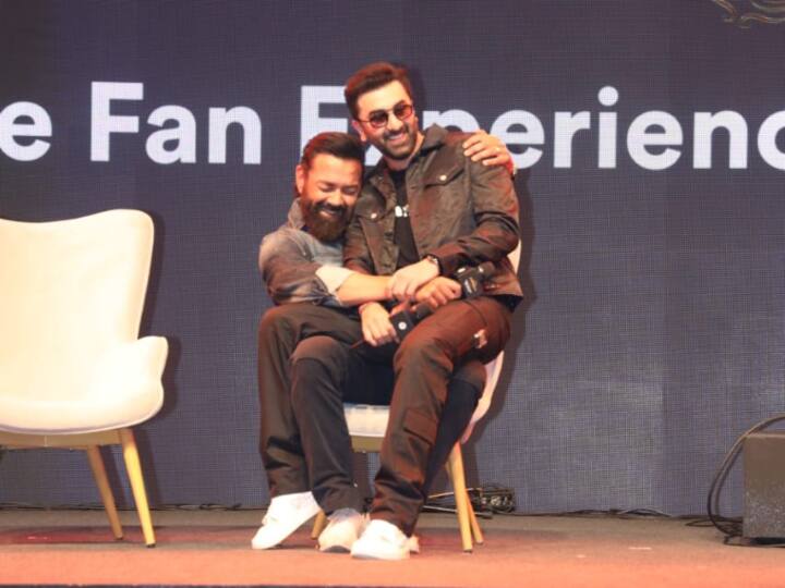 इवेंट में रणबीर कपूर ने बॉबी देओल संग काफी मस्ती की. रणबीर बॉबी देओल की गोद में बैठे नजर आए. दोनों एक्टर्स ब्लैक में ट्विनिंग करते दिखे. इस दौरान दोनों एक्टर्स के बीच काफी अच्छी बॉन्डिंग दिखाई दी.ट में रणबीर कपूर ने बॉबी देओल संग काफी मस्ती की. रणबीर बॉबी देओल की गोद में बैठे नजर आए. दोनों एक्टर्स ब्लैक में ट्विनिंग करते दिखे. इस दौरान दोनों एक्टर्स के बीत काफी अच्छी बॉन्डिंग दिखाई दी.