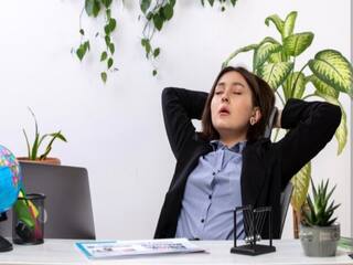 Power Nap Benefits: दिन में छोटी सी झपकी लेने के हैं ढेर सारे फायदे, जानें पॉवर नैप का क्या है बेस्ट टाइम