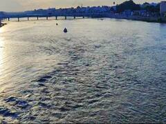 மதுரையில் 2-வது நாளாக ஓடும் வெள்ளநீர்; கடல் போல காட்சியளிக்கும் வைகையாறு