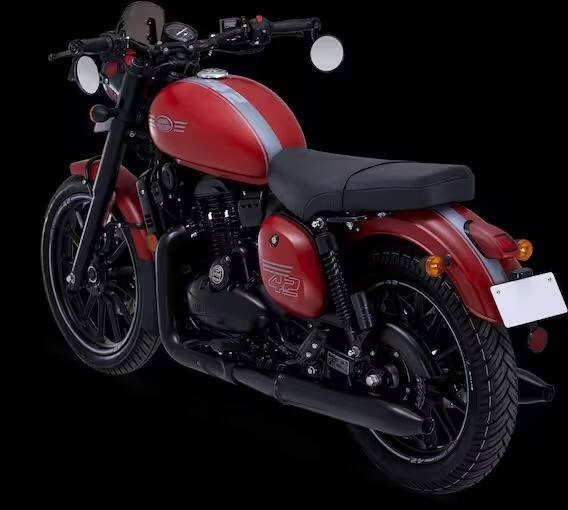 जावा 42, येझदी ब्रँडची एक बाईक, ब्लॅक-आउट इंजिन घटकांसह बाबर 42 सारखीच डिझाईन आहे. एक मोठा मागील फेंडर, एक सपाट हँडलबार आणि एक लहान व्हिझर तिला रेट्रो लूक देते. Jawa 42 ला 294cc सिंगल-सिलेंडर लिक्विड-कूल्ड इंजिन मिळते, जे 27bhp पॉवर आणि 27Nm टॉर्क जनरेट करते, ते 6-स्पीड गिअरबॉक्सशी जोडलेले आहे. या बाईकची एक्स-शोरूम किंमत 1.94 लाख रुपये आहे.