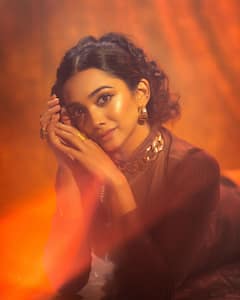 ఇంత అందంగా ఉంటే ఎవరైనా ‘ప్రేమ విమానం’లో ఎగరాల్సిందే! - శాన్వీ మేఘన బ్యూటిఫుల్ లుక్!