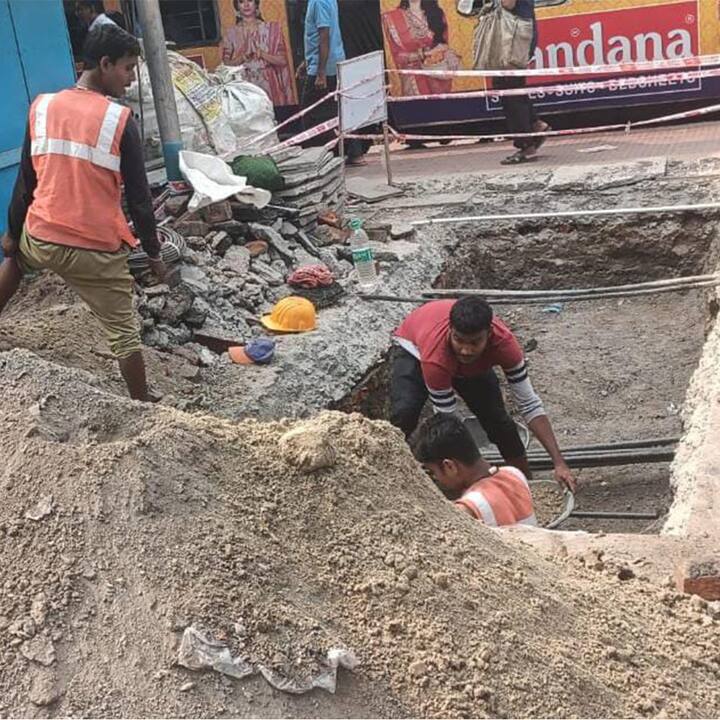 আপ: 03193 (কলকাতা – লালগোলা মেমু প্যাসেঞ্জার)/ ডাউন: 03194 (লালগোলা – কলকাতা মেমু প্যাসেঞ্জার)