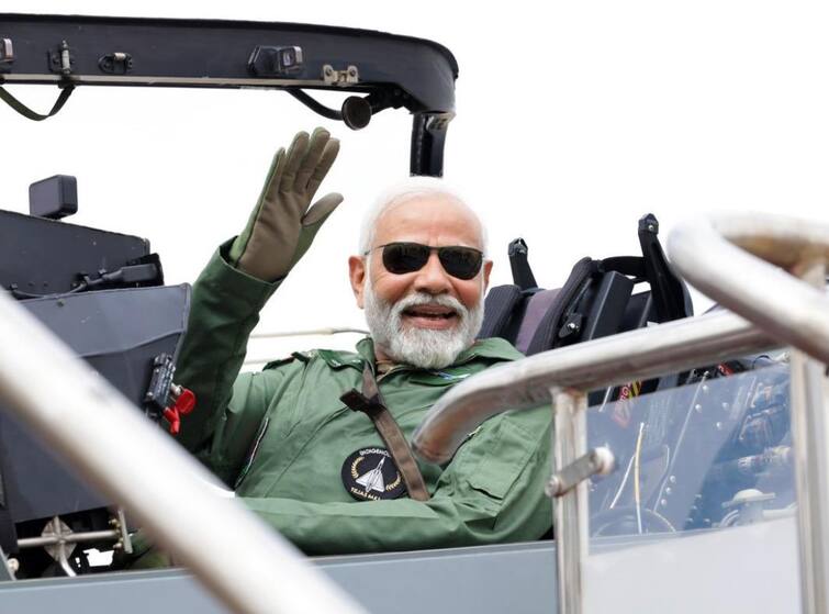 PM Modi Successfully completed a sortie on the Tejas said optimism about our national potential PM Flies In Tejas: પીએમ મોદીએ લડાકુ વિમાન તેજસમાં ભરી ઉડાન, કહી આ વાત