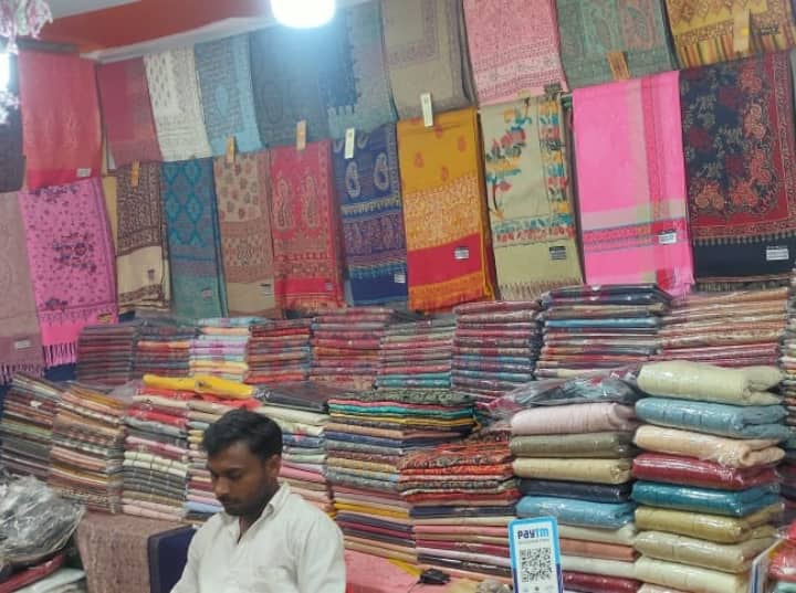 बनारस में आयोजित मेले में कई तरह का सामान मिल रहा है, जिसे खरीदने के लिए बड़ी संख्या में भी लोग आ रहे हैं. ये मेला 3 दिसंबर तक आयोजित किया जाएगा.