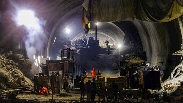 Deterioration of health of worker trapped inside tunnel in Uttarakhand Uttarakhand Tunnel Rescue :ટનલની અંદર ફસાયેલા શ્રમિકની બગડી તબિયત, ઓગર મશીન તૂટતા ચિંતામાં વધારો