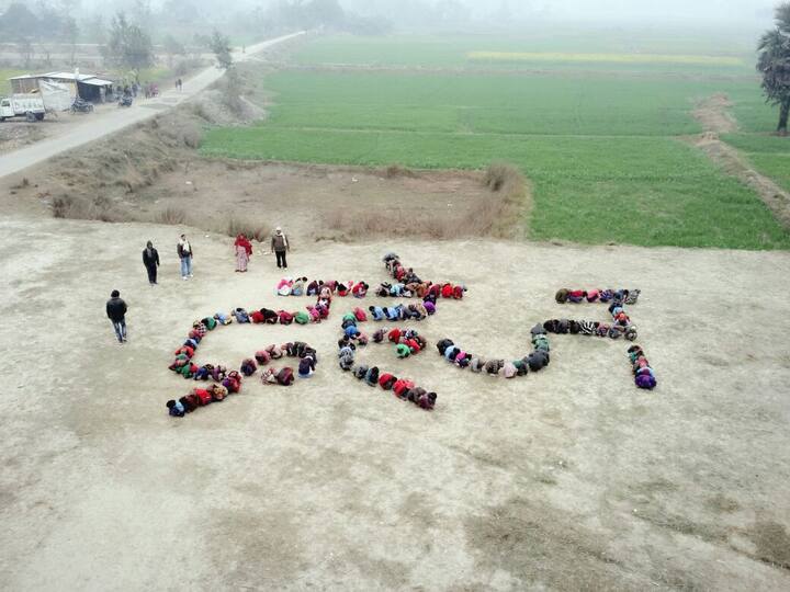 सोशल मीडिया पर कुछ तस्वीरें तेजी से वायरल हो रही हैं. इन तस्वीरों में छात्र लोगों को जागरुक करने के लिए स्पेशल मैसेज दे रहे हैं. लोगों को यह मैसेज काफी पसंद आ रहा है.
