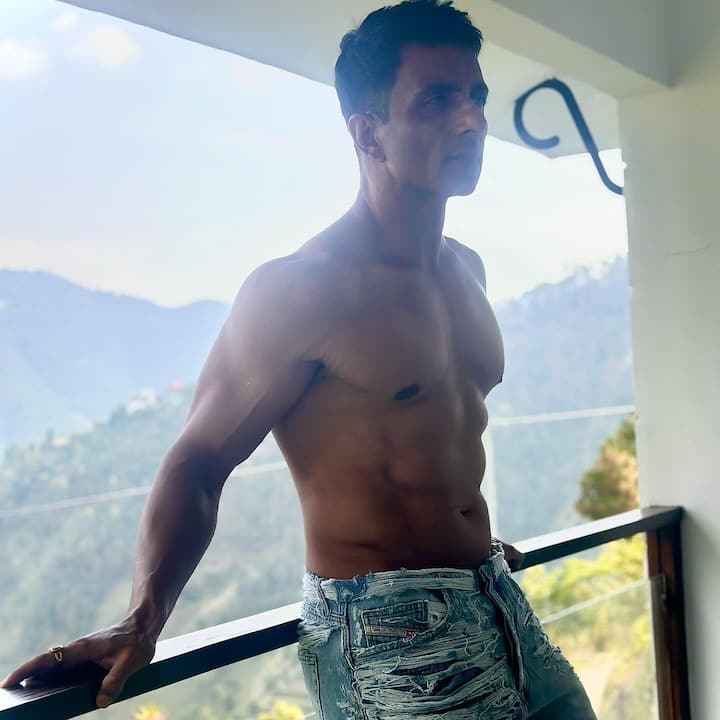 सोनू सूद अपनी आने वाली फिल्म 'फतेह' के लिए काफी मेहनत कर रहे हैं. एक्टर अपनी फिटनेस को लेकर भी जाने जाते हैं. हाल ही में सोनू सूद ने बॉडी फ्लॉन्ट करते हुए अपनी तस्वीरें शेयर की हैं.