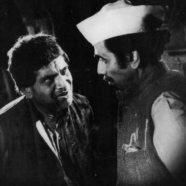 एक्टर थिएटर से भी जुड़े हुए थे. उन्होंने 'नटसम्राट' और 'व्हेयर डेथ शीड अवे' जैसे प्ले भी किए थे. लेकिन श्रीराम लागू को सबसे ज्यादा पहचान बॉलीवुड इडंस्ट्री में मिली थी.