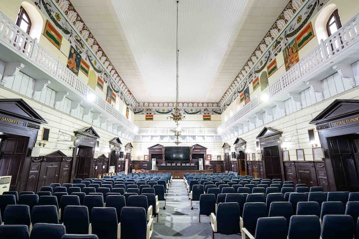 लखनऊ विश्वविद्यालय के पूर्व बड़े पदों पर आसीन होकर देश की सेवा कर रहे हैं. मालवीय सभागार में शाम-ए-अवध नाम से कार्यक्रम का आयोजन रखा गया है.