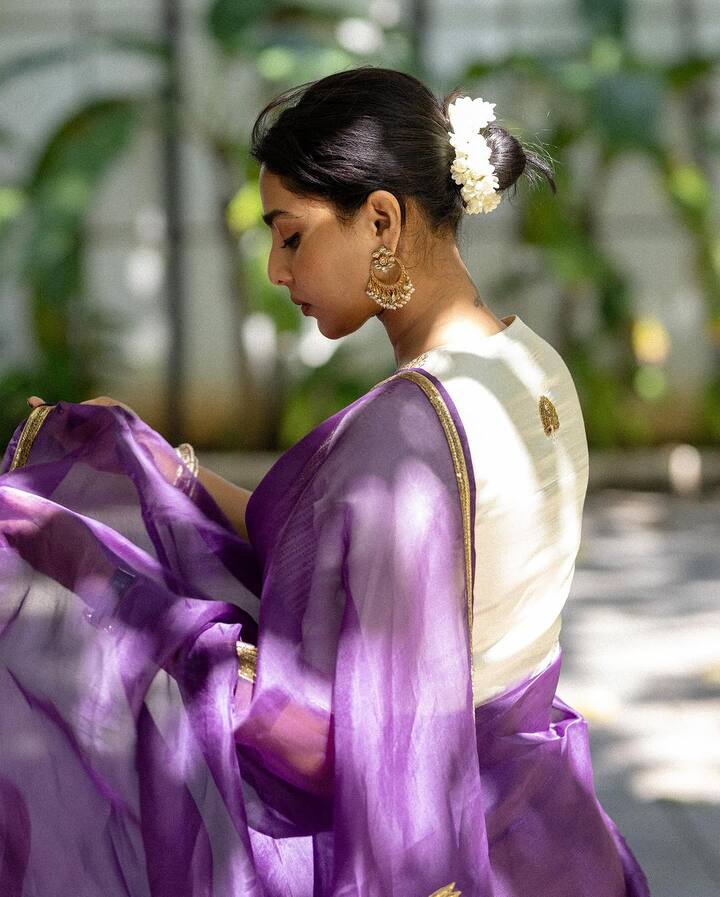 తెలుగులో ‘అమ్ము’ అనే సినిమాలో కూడా నటించారు.