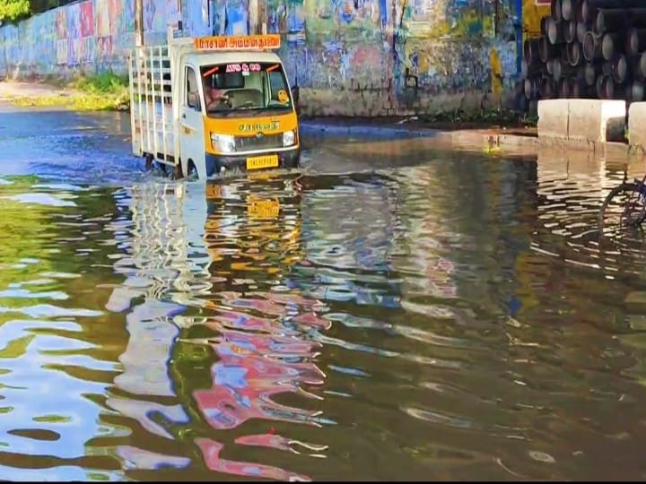 மதுரையில் 2-வது நாளாக ஓடும் வெள்ளநீர்; கடல் போல காட்சியளிக்கும் வைகையாறு