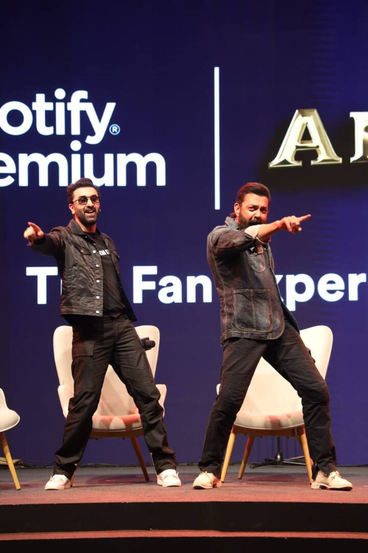 Ranbir also made Bobby blush as he did dance steps from Bobby’s famous songs from his films Barsaat and Gupt.