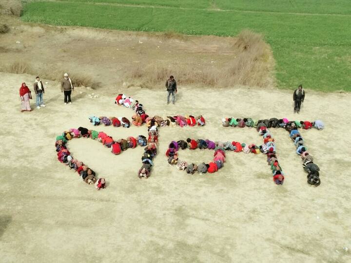 एक्स (X) पर वायरल तस्वीरों को (@mpanktiya) नाम के अकाउंट से पोस्ट किया गया है. इन तस्वीरों के जरिए खास संदेश दिया गया है.