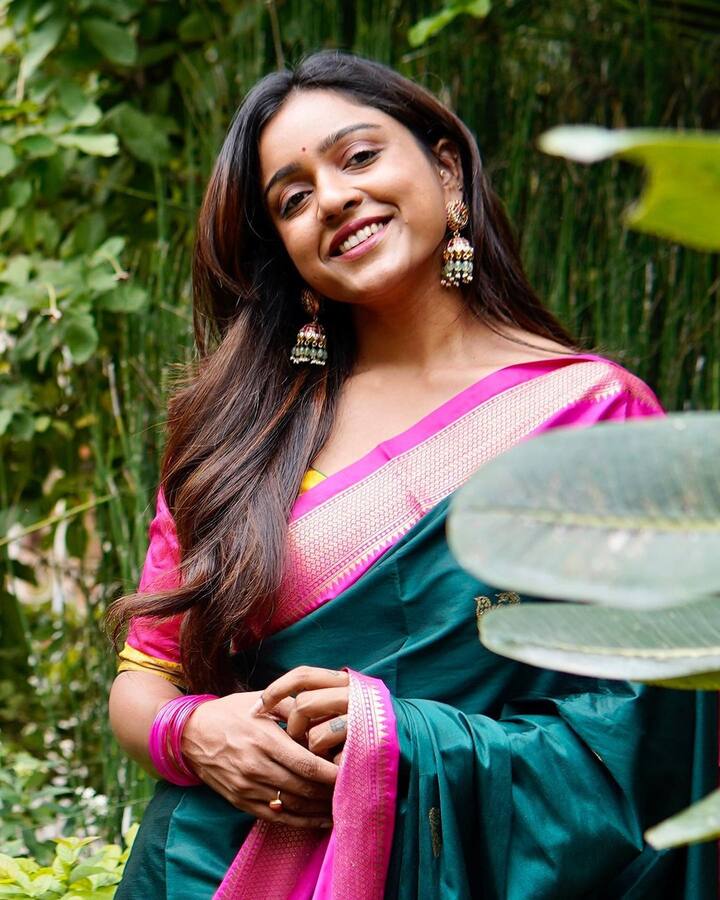 పట్టుచీరలో వితికా షేరు అందంగా మెరిసిపోతోంది. (Image credit: Vithika Sheru/Instagram)