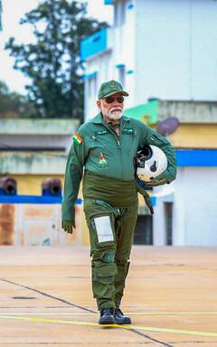 PM Modi In Tejas: जब फाइटर प्लेन तेजस से पीएम मोदी ने भरी उड़ान, तस्वीरों में देखें दिलचस्प नजारें