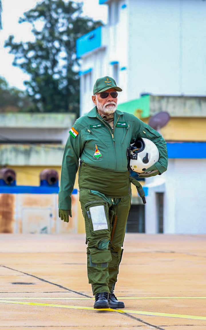 प्रधानमंत्री नरेंद्र मोदी ने सोशल मीडिया प्लेटफॉर्म एक्स पर लिखा, 'आज तेजस में उड़ान भरते हुए अत्यंत गर्व के साथ कह सकता हूं कि हमारी मेहनत और लगन के कारण हम आत्मनिर्भरता के क्षेत्र में विश्व में किसी से कम नहीं हैं. भारतीय वायुसेना, DRDO और HAL के साथ ही समस्त भारतवासियों को हार्दिक शुभकामनाएं.'